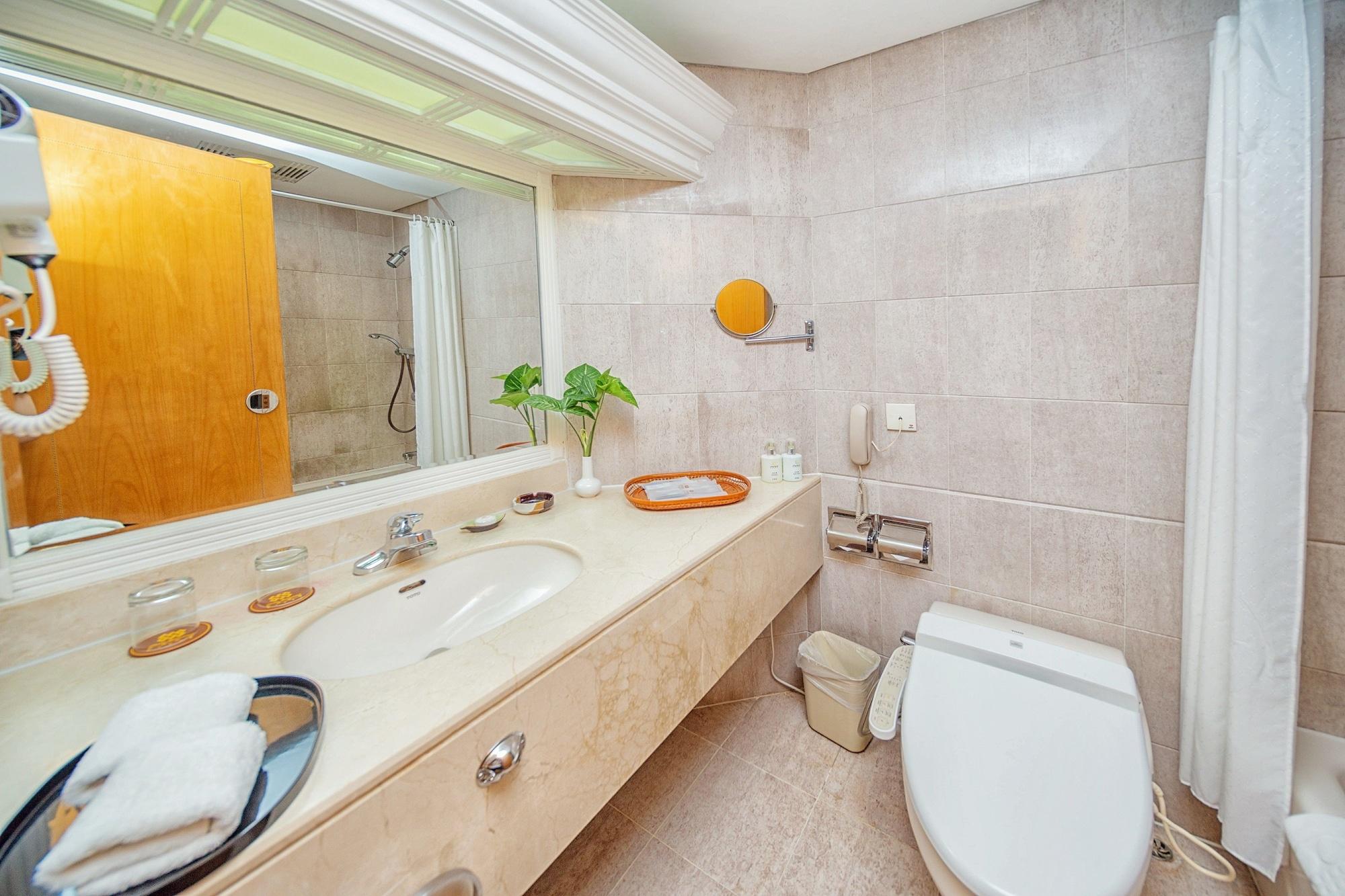Hotel Silverland Dongguan  Exterior photo